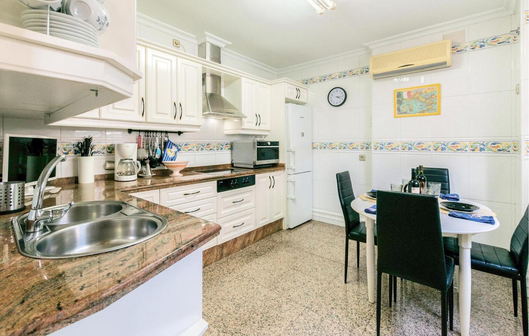 Cozy Apartment In Sevilla With Kitchen Exterior foto