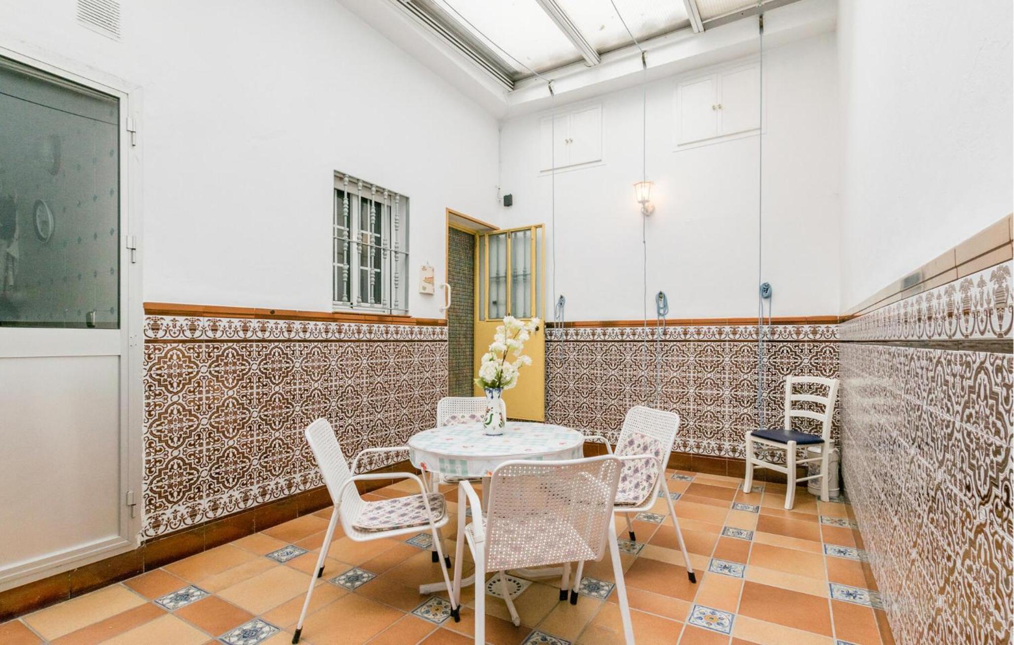 Cozy Apartment In Sevilla With Kitchen Exterior foto